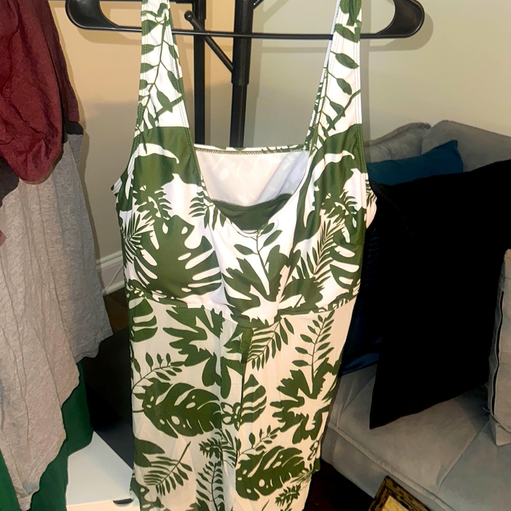 Brand new bathing suit 5x but fit size 22